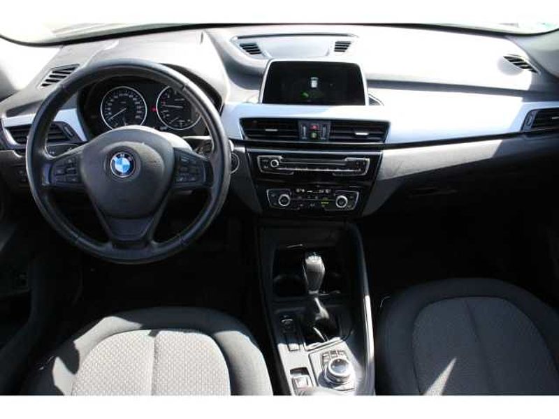 BMW X1 xDrive 20 i Aut. Advantage Allrad Navi LED Scheinwerferreg. El. Heckklappe Mehrz