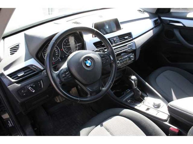 BMW X1 xDrive 20 i Aut. Advantage Allrad Navi LED Scheinwerferreg. El. Heckklappe Mehrz